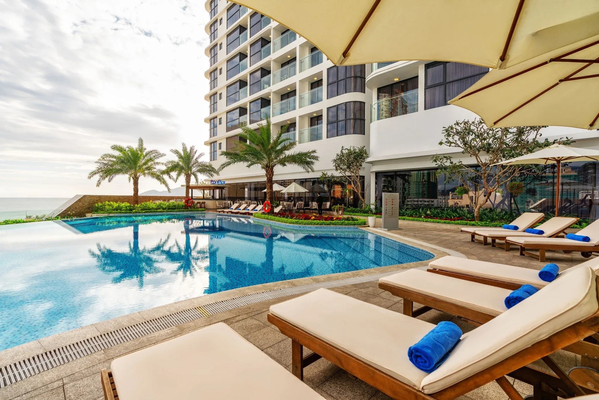 khách sạn có hồ bơi vô cực ở nha trang tại Melia Vinpearl Nha Trang Empire