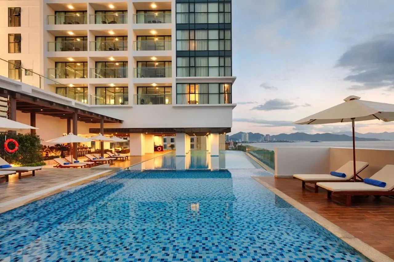 khách sạn có hồ bơi vô cực ở nha trang tại Vinpearl Beachfront