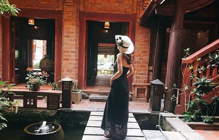 Du khách tận hưởng những giây phút thư giãn tại khách sạn ở sầm sơn có bể bơi Vạn Chài Resort