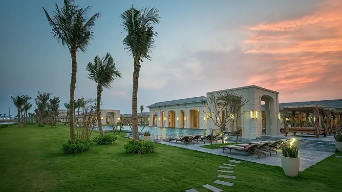 Bể bơi ngoài trời tràn ngập ánh nắng tại khách sạn ở sầm sơn có bể bơi FLC Luxury Resort
