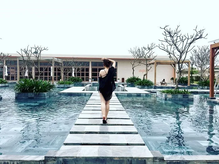 Làn nước trong xanh tại khu vực bể bơi của khách sạn ở sầm sơn có bể bơi Dragon Sea