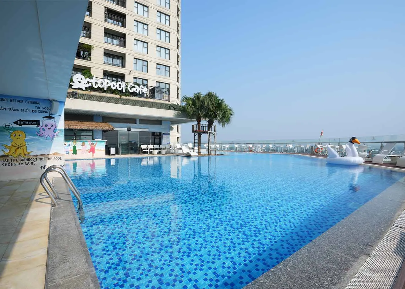 Không gian bể bơi ngoài trời của Octopool