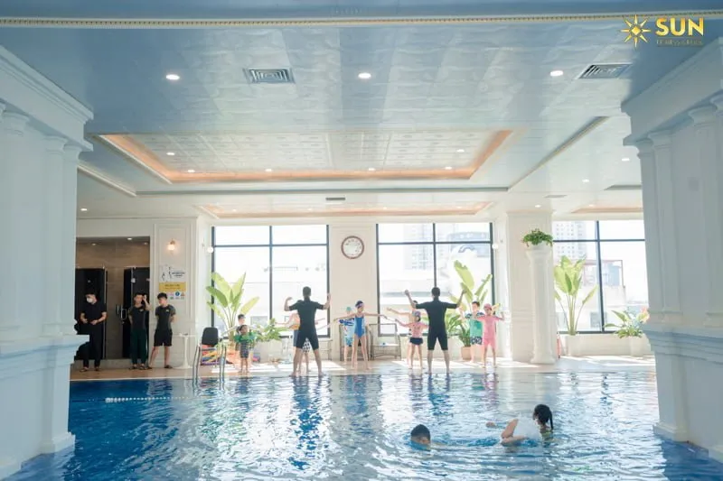 Cần tránh làm gì khi đi bơi ở bể bơi để không bị chuột rút