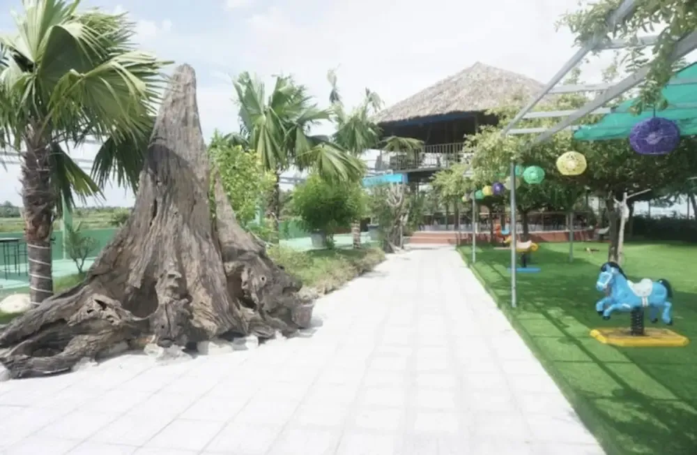 Khu vực thảm cỏ vui chơi dành cho trẻ em