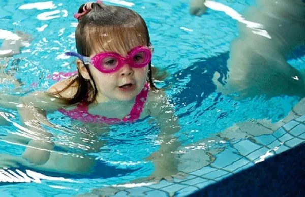 Kính bơi giúp bé tránh các tác nhân như vi khuẩn, bụi bẩn trong nước