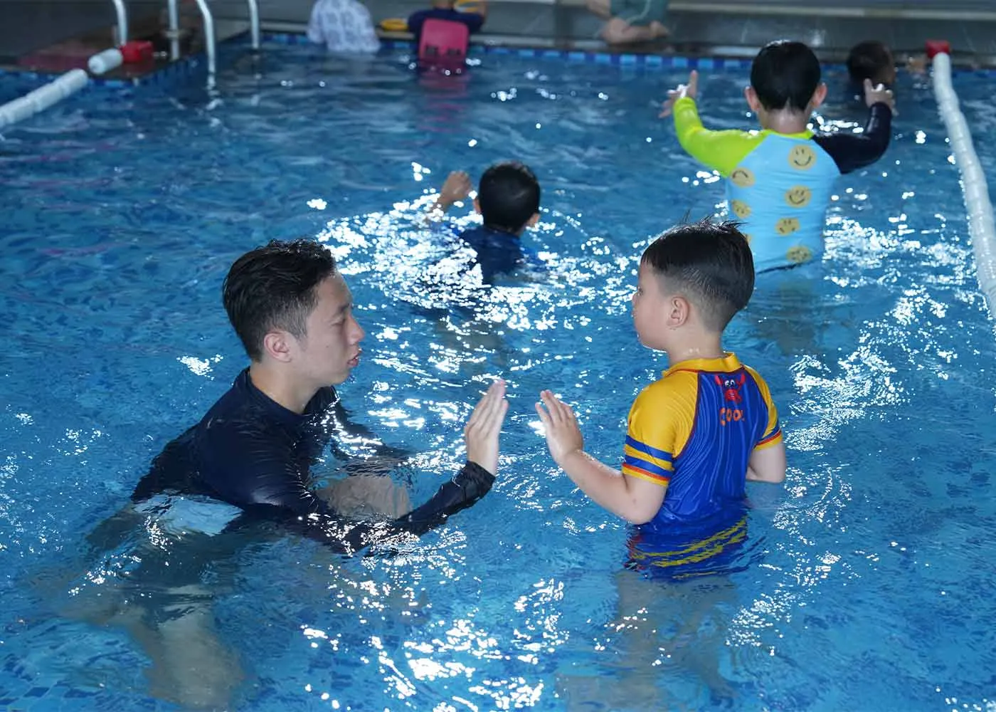 Mất bao lâu để trẻ biết bơi