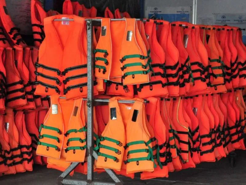 Thiết kế áo phao bơi với màu sắc nổi bật hỗ trợ công tác tìm kiếm cứu nạn