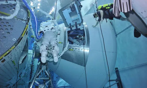 Cận cảnh thiết bị mô phỏng trạm ISS trong lòng bể bơi lớn nhất thế giới