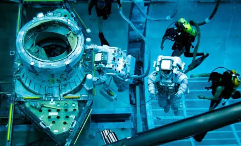 Trang phục EMU giúp phi hành gia làm việc dưới bể bơi lớn nhất thế giới