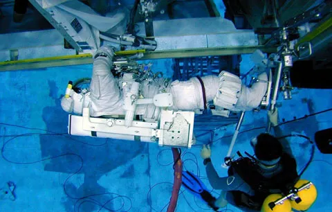 Đội ngũ thợ lặn an toàn túc trực bên cạnh tại bể bơi lớn nhất thế giới