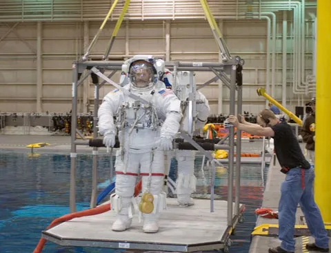 Phi hành gia Chris Hadfield tập luyện kỹ năng sinh tồn tại bể bơi lớn nhất thế giới