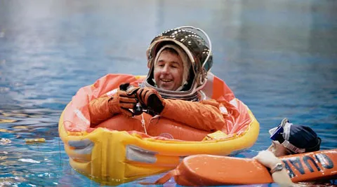 Phòng điều hành theo dõi sát sao buổi tập ở bể bơi lớn nhất thế giới