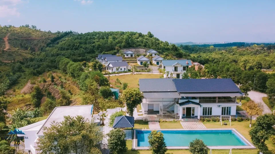 Không gian bể bơi nước nóng hiện đại giúp du khách thư giãn tuyệt đối trong mùa đông