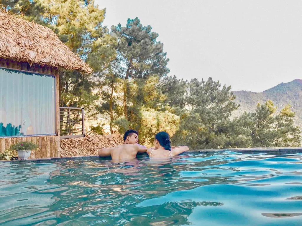 Bể bơi vô cực hình bán nguyệt độc đáo tại Pine Hill Homestay Tam Đảo