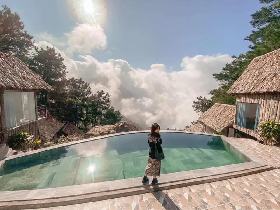 Góc thư giãn yên bình tại hồ bơi tràn viền của Pine Hill Homestay