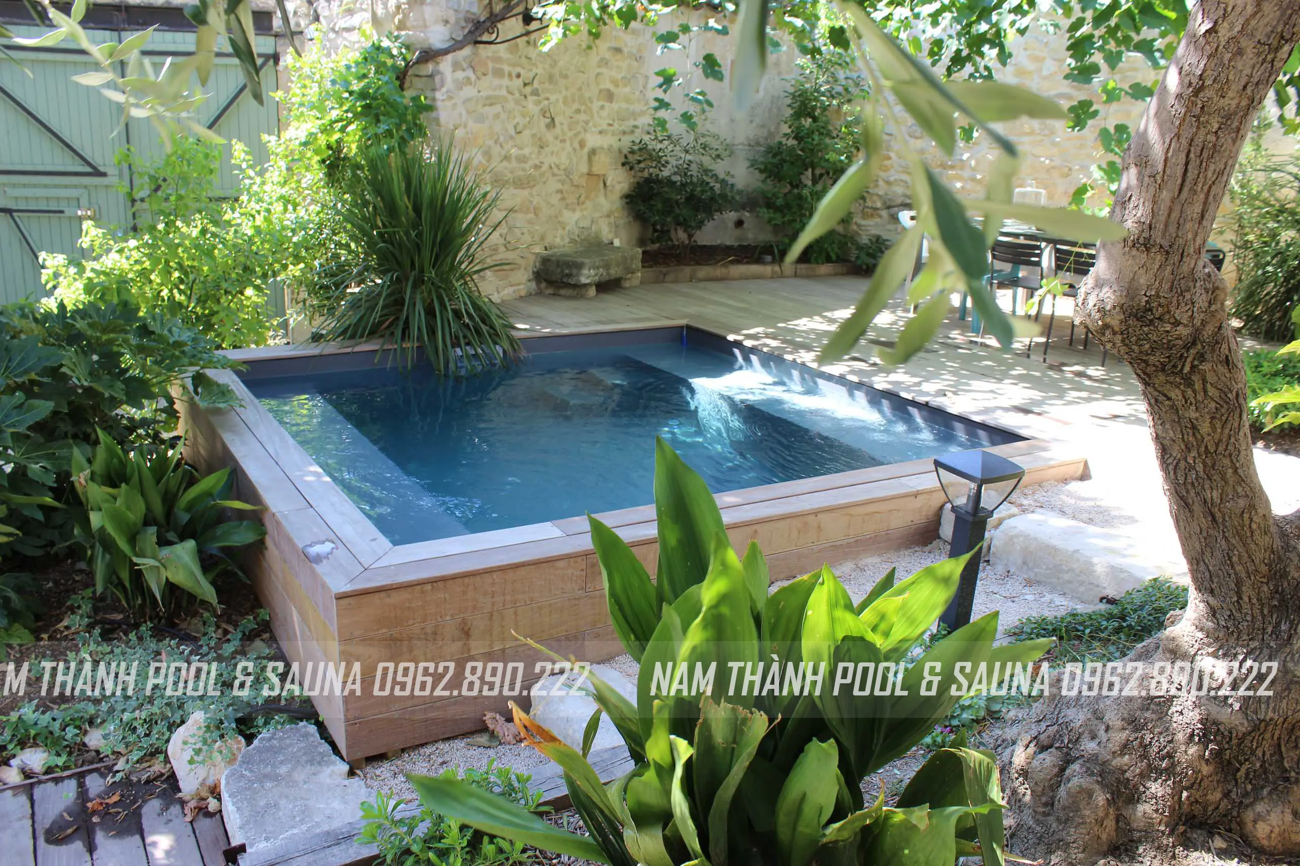 Hồ bơi hình vuông nhỏ xinh được đặt trong sân vườn như trang trí thêm cho tổng thể cảnh quan