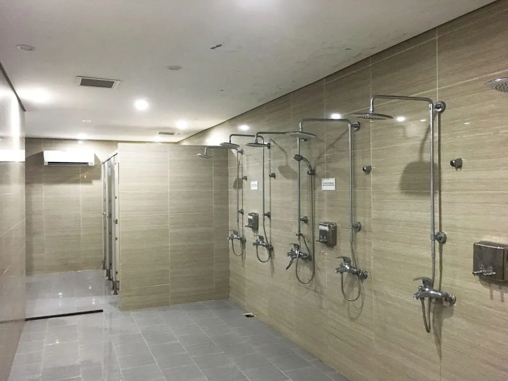 Khu vực tắm tráng và vệ sinh sạch sẽ với trang thiết bị mới tại bể bơi Sunrise Club