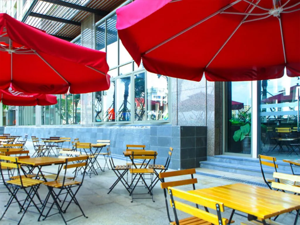 Không gian cafeteria ngoài trời tại tầng 4 tòa nhà Home City cạnh bể bơi Sunrise Club