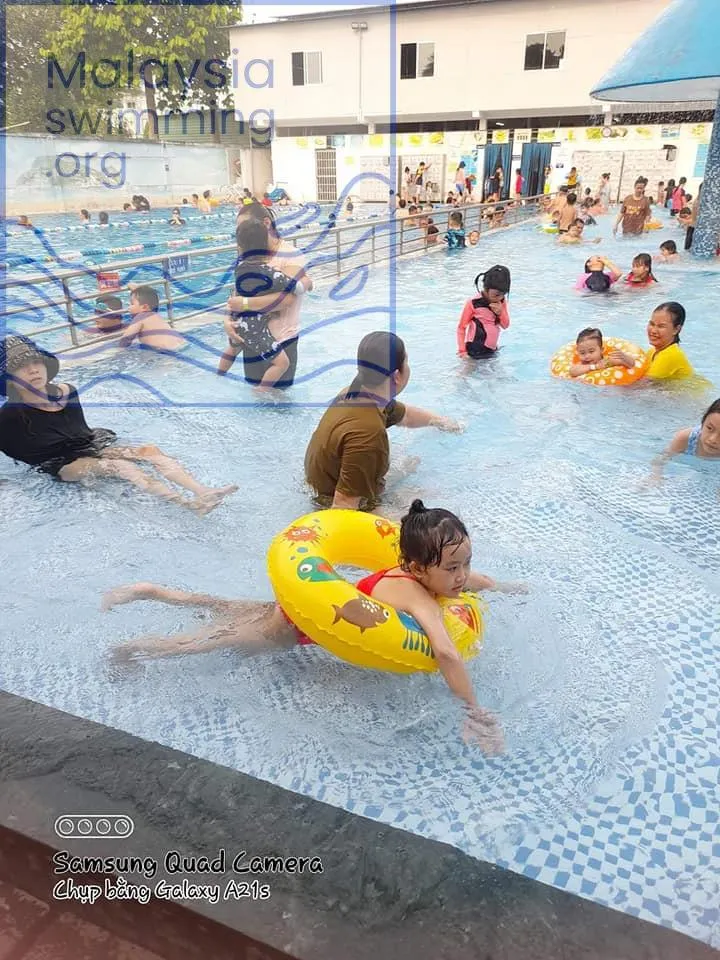 Các thiết bị cứu hộ và biển báo độ sâu được bố trí đầy đủ quanh khu vực hồ bơi sư đoàn 317