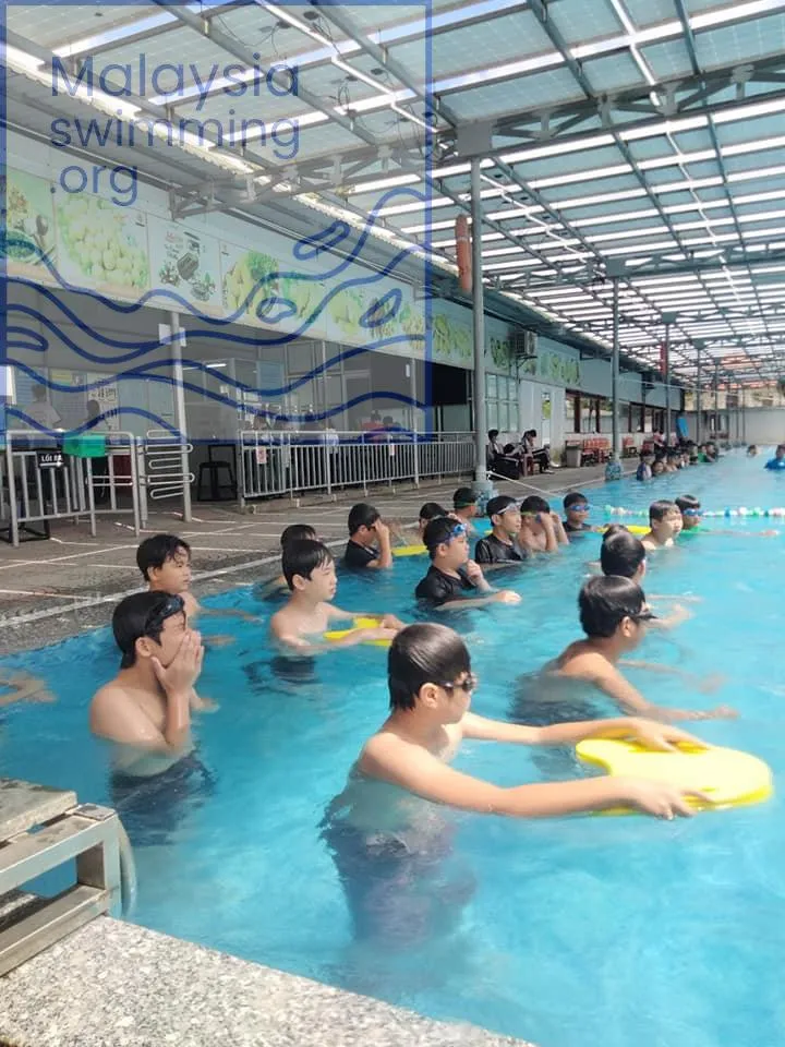 Hệ thống mái che linh hoạt giúp bảo vệ người bơi khỏi tác động của thời tiết tại hồ bơi sư đoàn 317