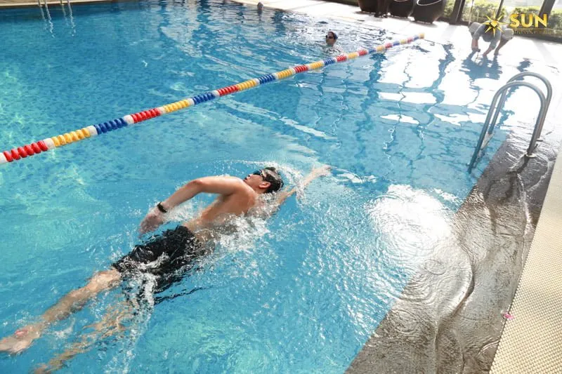 Tránh bơi khi có vết thương hở là lưu ý cần tránh làm gì khi đi bơi ở bể bơi