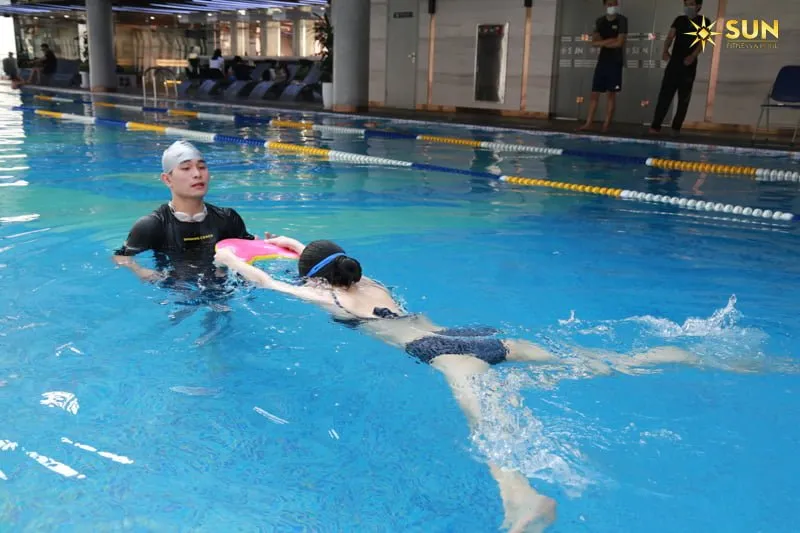 Sử dụng trang bị là điều cần tránh làm gì khi đi bơi ở bể bơi khi thiếu thốn