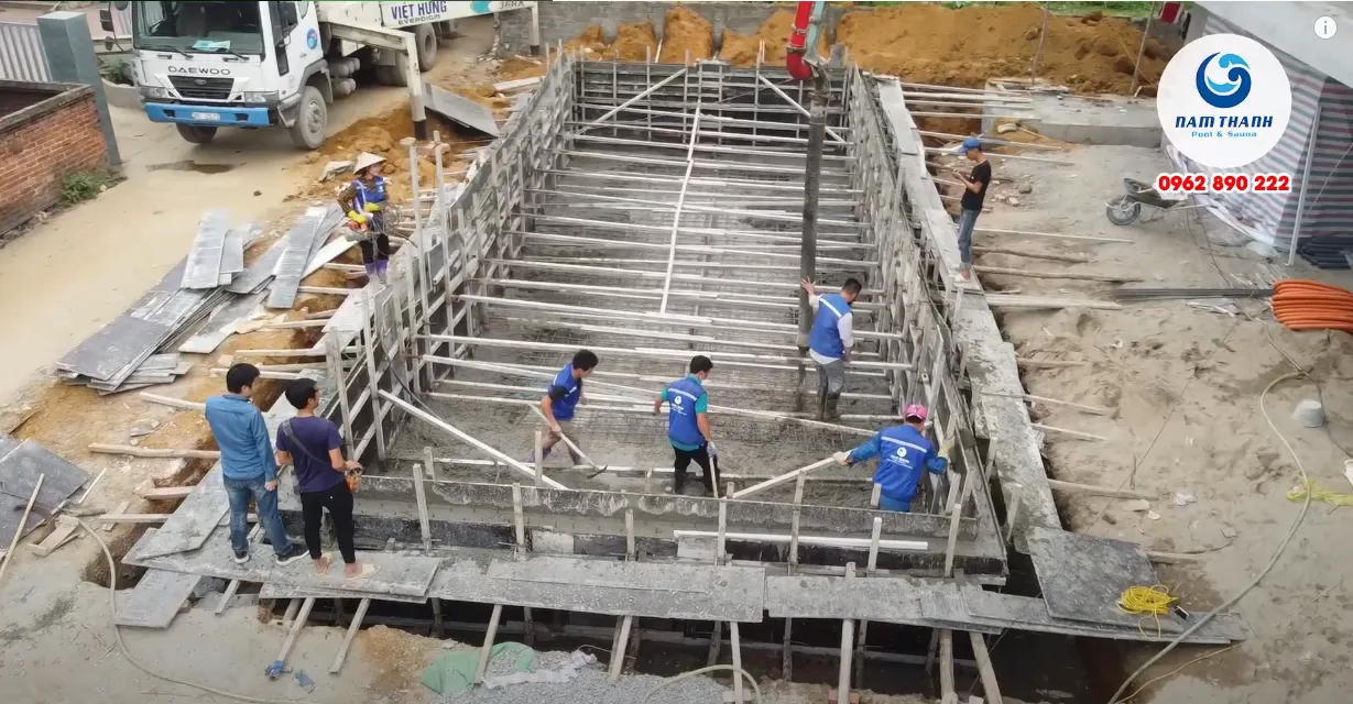Quá trình đổ bê tông cốt thép cho bể bơi