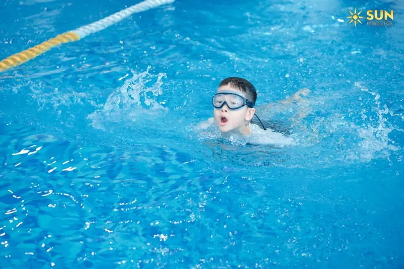 Uống nước hồ bơi là điều cần tránh làm gì khi đi bơi ở bể bơi