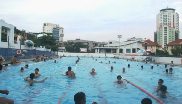 Vào mùa hè bể bơi quận Cầu Giấy thu hút đông đảo khách tham quan