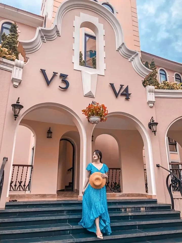 Khách sạn Venus sở hữu bể bơi vô cực với tầm nhìn hướng ra lâu đài Tam Đảo