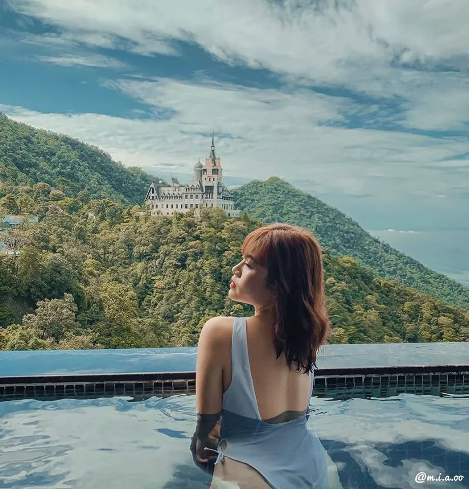 Du khách tận hưởng không gian bơi lội sang trọng tại Venus Hotel Tam Đảo