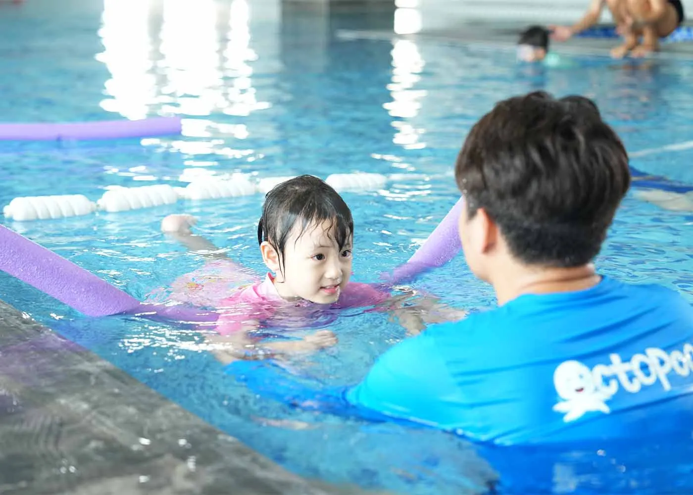 Vì sao nên dạy bơi cho trẻ em từ sớm?