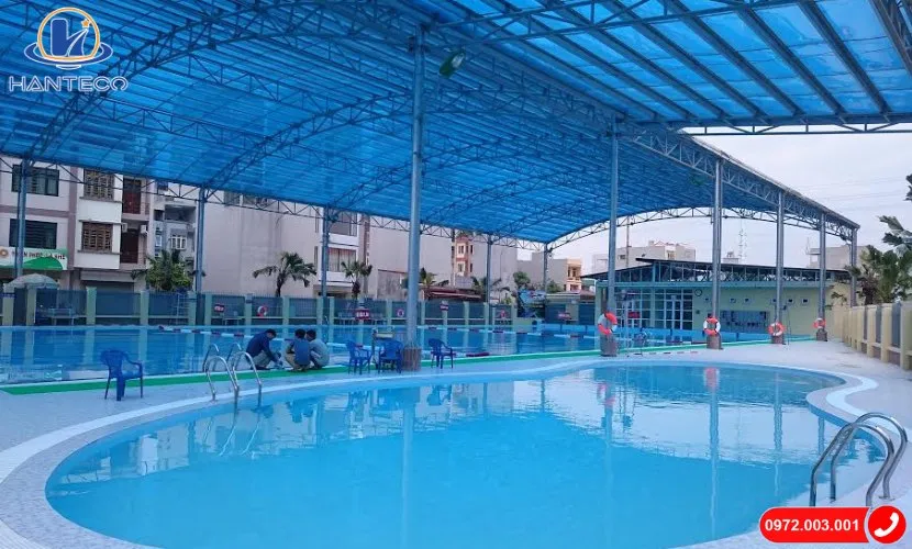 Một bể bơi kinh doanh tiêu chuẩn vừa được hoàn thiện xây dựng với chi phí xây hồ bơi kinh doanh hợp lý