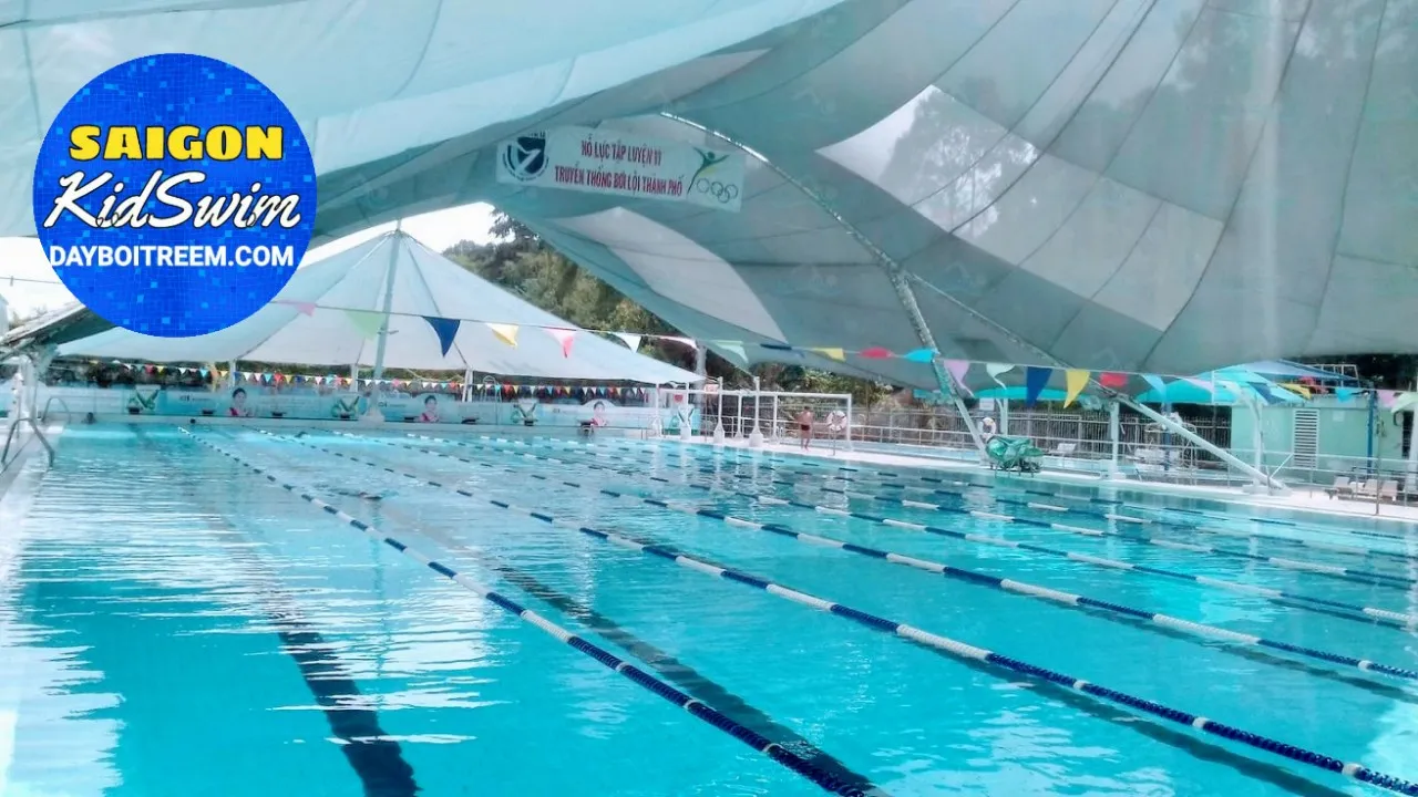 Hồ bơi có mái che Nguyễn Thượng Hiền phù hợp cho học sinh và sinh viên