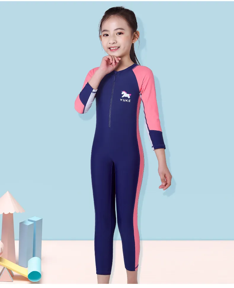 Chất liệu co giãn 4 chiều giúp bé thoải mái vận động khi học bơi