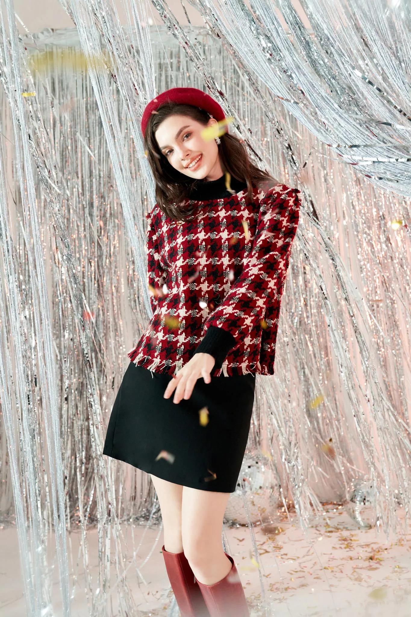 Sự trở lại của họa tiết răng sói mỗi dịp đông về luôn khiến giới mộ điệu phải điêu đứng bởi vẻ đẹp đơn giản nhưng sắc sảo và vô cùng sang trọng