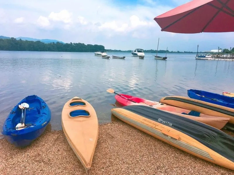 Hoạt động chèo thuyền kayak trên hồ Đại Lải