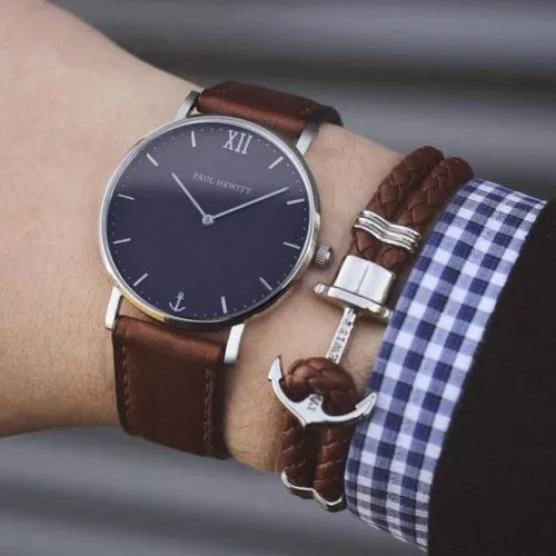 Stack đồng hồ với nhiều vòng tay