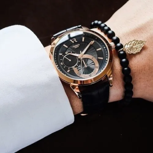 Phối đồng hồ với vòng tay cùng màu kim loại