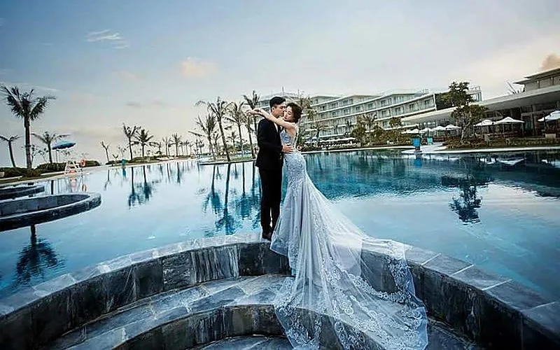 Hình cưới đẹp tại bể bơi nước mặn FLC Sầm Sơn