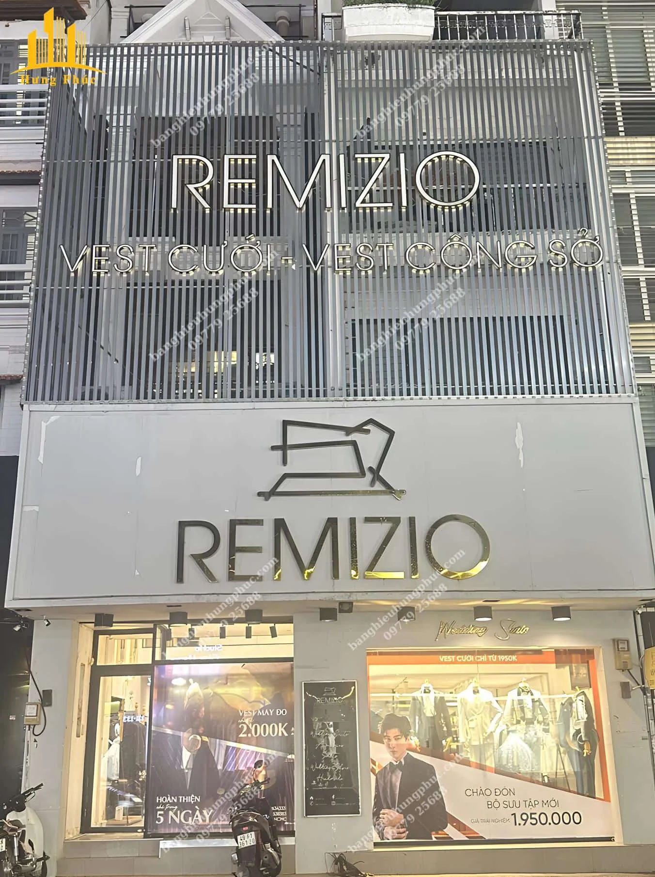 Bảng hiệu shop quần áo phong cách tối giản