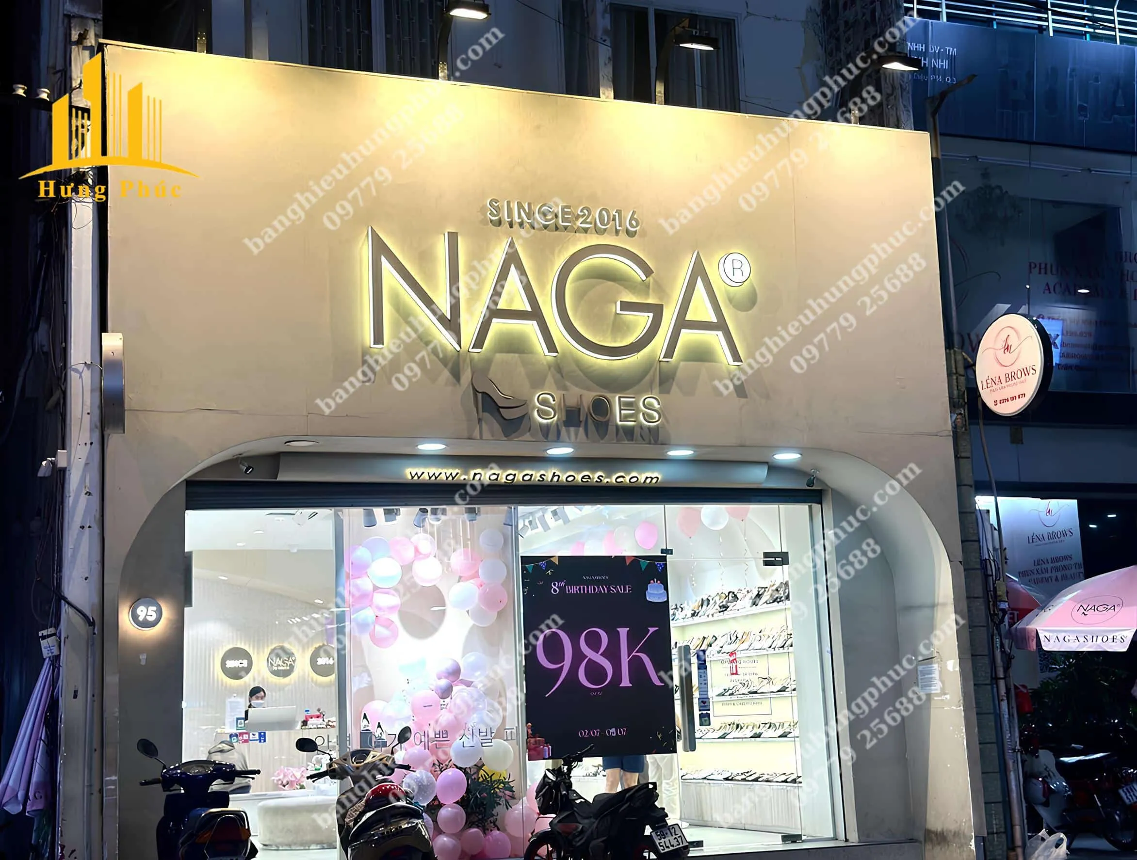 Bảng hiệu shop quần áo nữ chữ nổi Inox sáng hồng và hắt chân