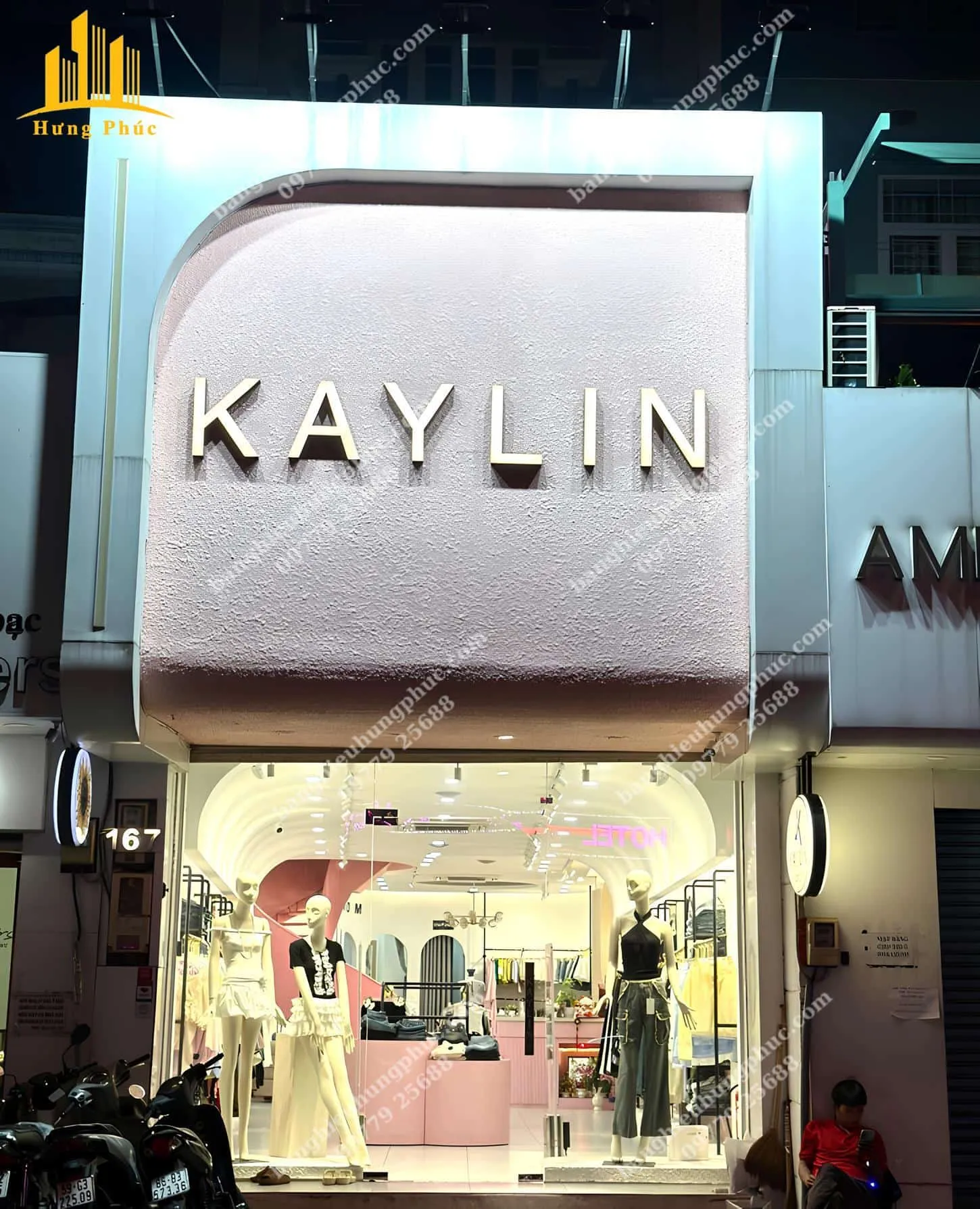 Bảng hiệu shop quần áo nữ chữ nổi mica sơn gai hiệu ứng