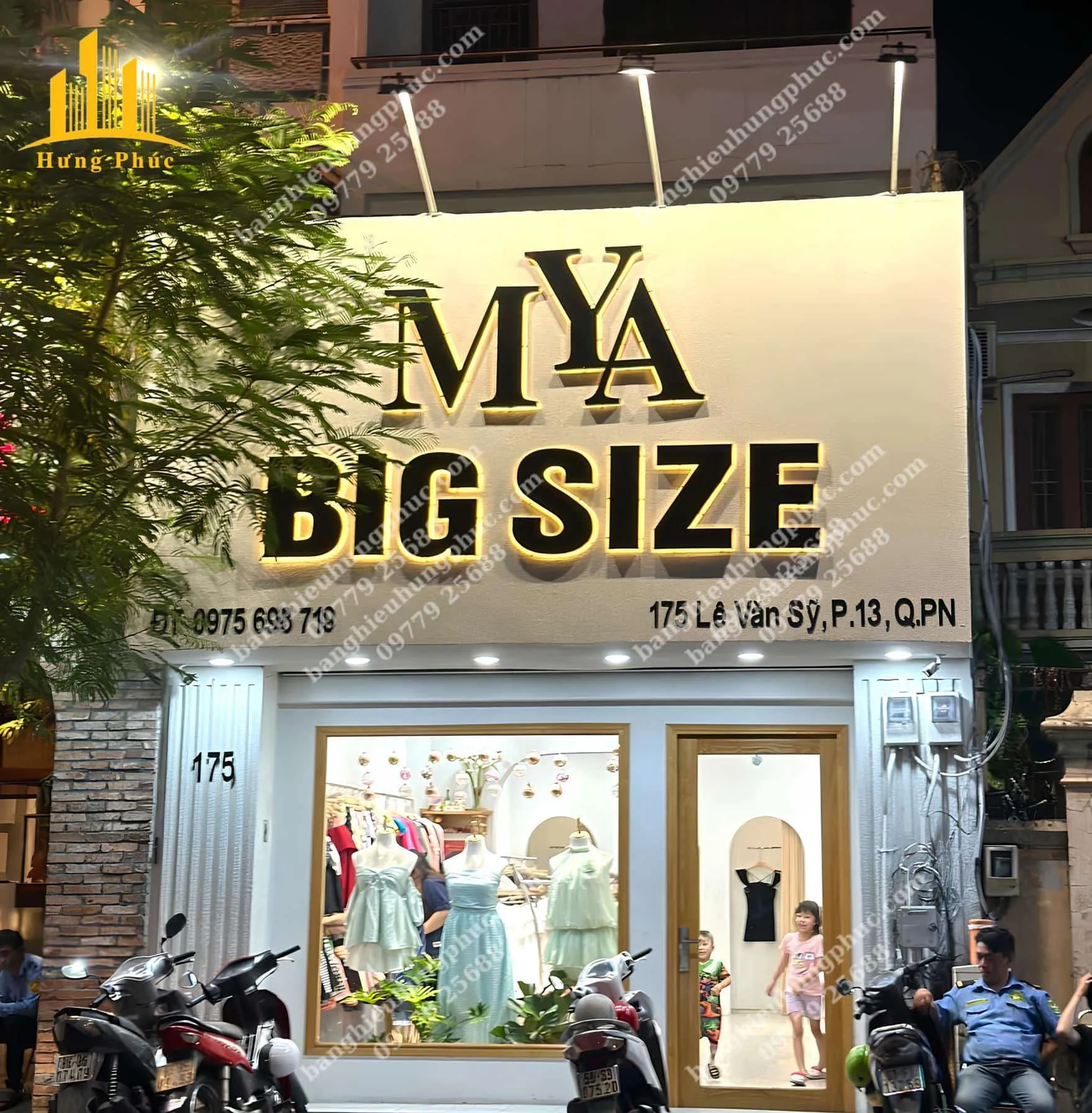 Bảng hiệu shop quần áo nữ chữ mica sáng chân, nền sơn gai hiệu ứng