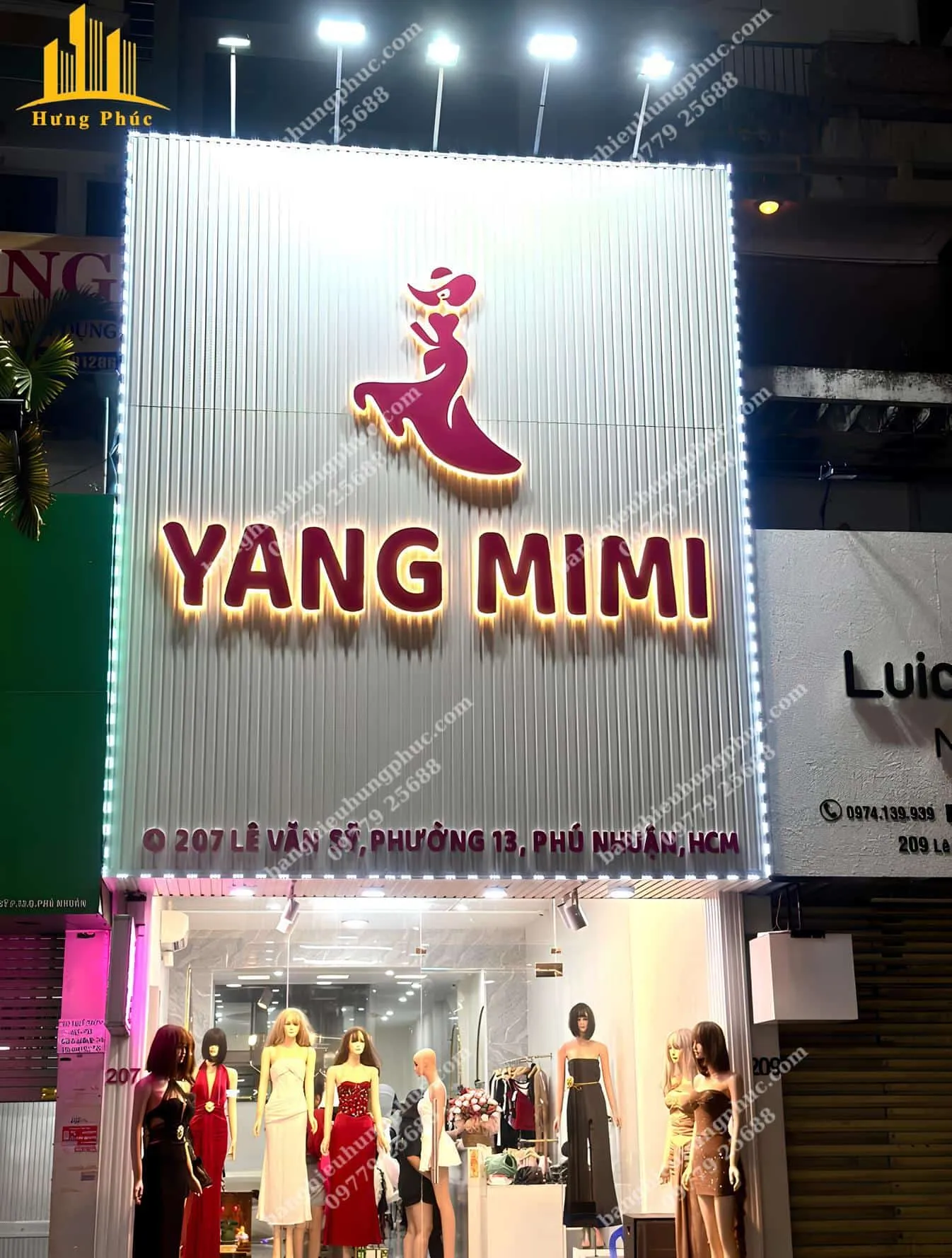 Bảng hiệu shop quần áo nữ chữ mica sáng chân, nền tôn sóng