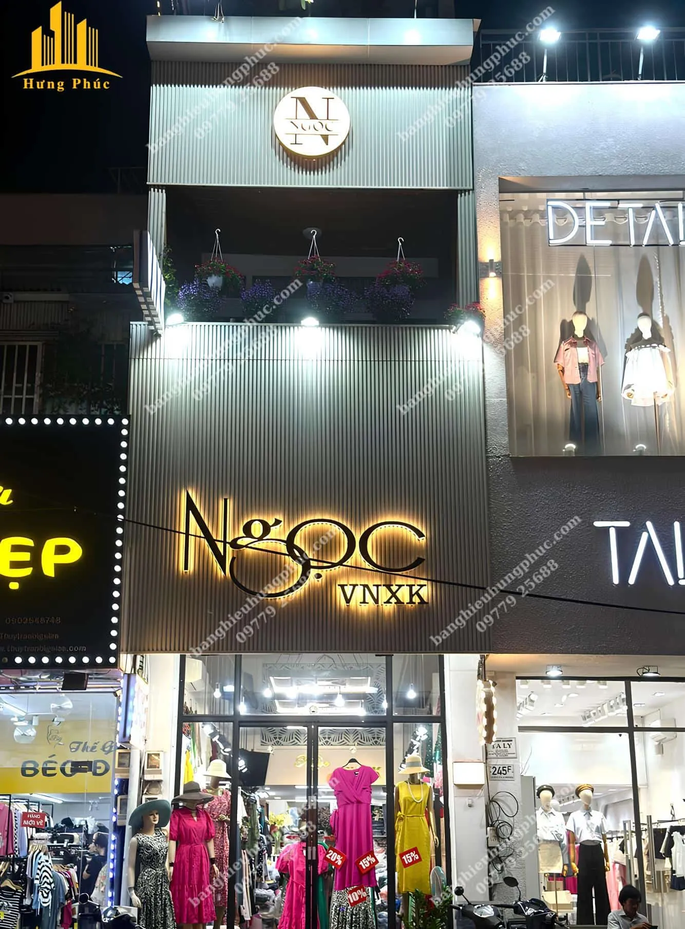 Bảng hiệu shop quần áo nữ nền lam sóng giả gỗ, chữ nổi mica sáng chân