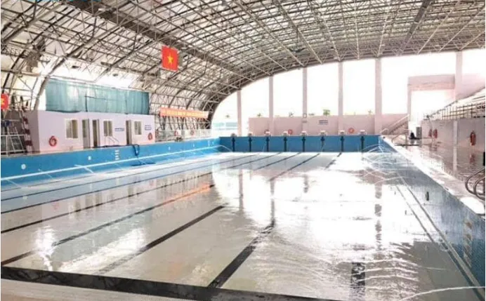 Huấn luyện viên đang hướng dẫn học viên nhí kỹ thuật thở đúng cách