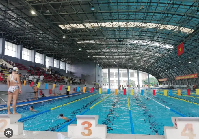 Biển cảnh báo an toàn và khu vực bể nông dành cho trẻ em