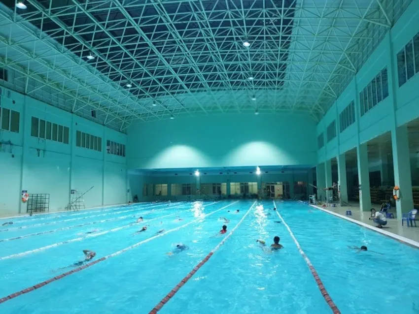 Bể bơi được xây dựng trong nhà với tổng cộng 9 làn bơi