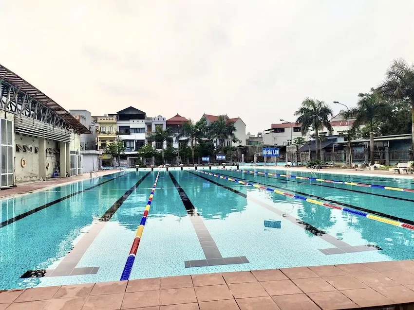 Bể bơi Kiến Hưng được trang bị hệ thống thang hiện đại tại 4 góc của bể bơi